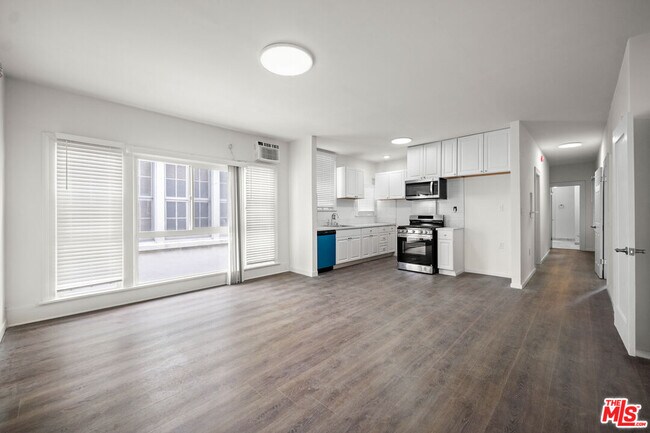 Building Photo - 926 S Mariposa Ave