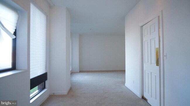 Building Photo - 10 E Lee St