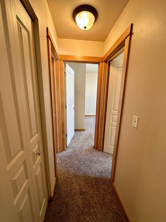 Building Photo - Opportunity in Broadwater Court Community