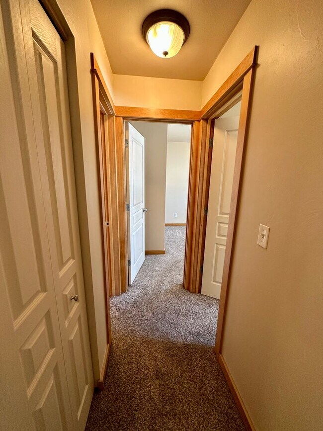 Building Photo - Spacious & Updated Townhome in Broadwater ...