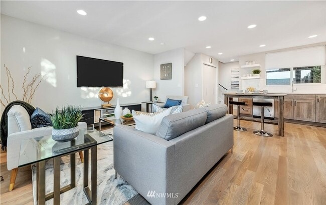 Building Photo - 2Bd/2Ba Seattle Townhouse