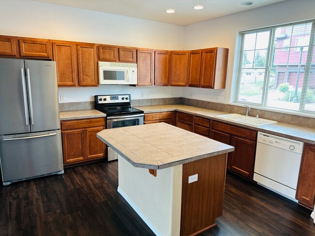 Building Photo - Charming and Updated Townhome in Convenien...