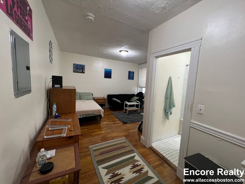 Building Photo - 382 Riverway St