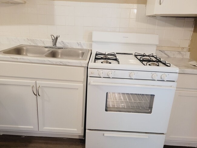 Building Photo - Awesome 1 bedroom | 1 bath apartment in historic home close to The PEARL!