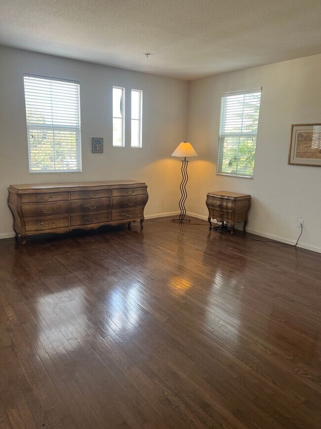 Building Photo - West Ventura Condo with a three car garage!