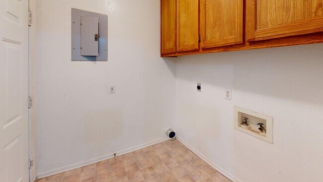 Building Photo - 204 W Truman Ave