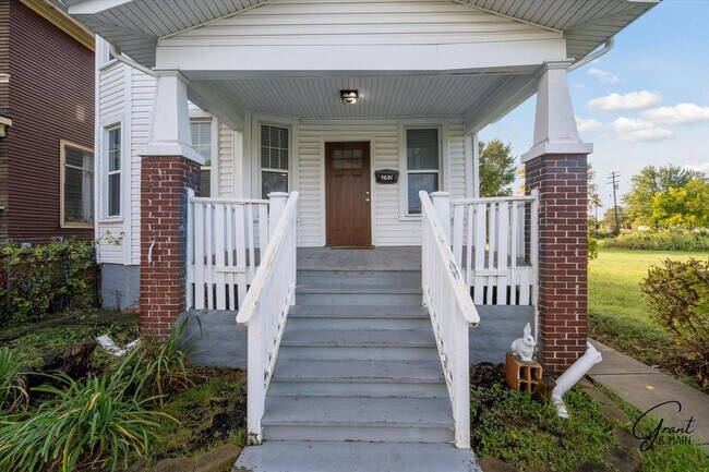 Building Photo - $1650 - Large 4 Bedroom, Renovated Home