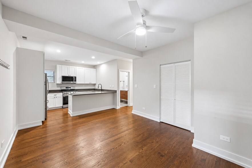 Family Room/Kitchen - 6453 N Bosworth Ave
