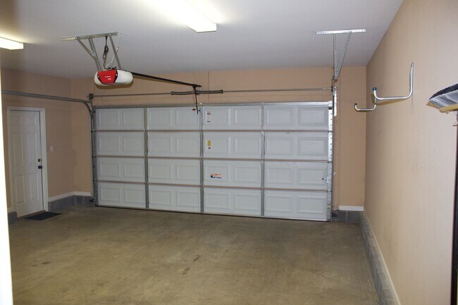 Building Photo - For Rent - Charming 3BR/2BA Home in Macken...