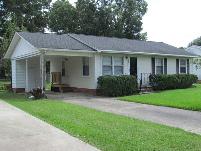 Primary Photo - 3 Bed 1 Bath House with Spacious Backyard
