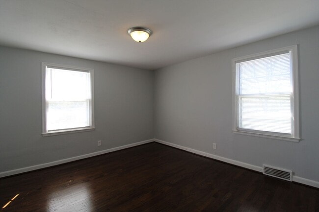 Building Photo - 2 Bedroom Duplex in North Kansas City