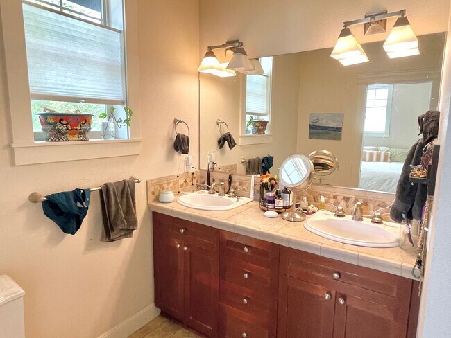 Building Photo - Corner unit townhouse in Piedmont condominium community