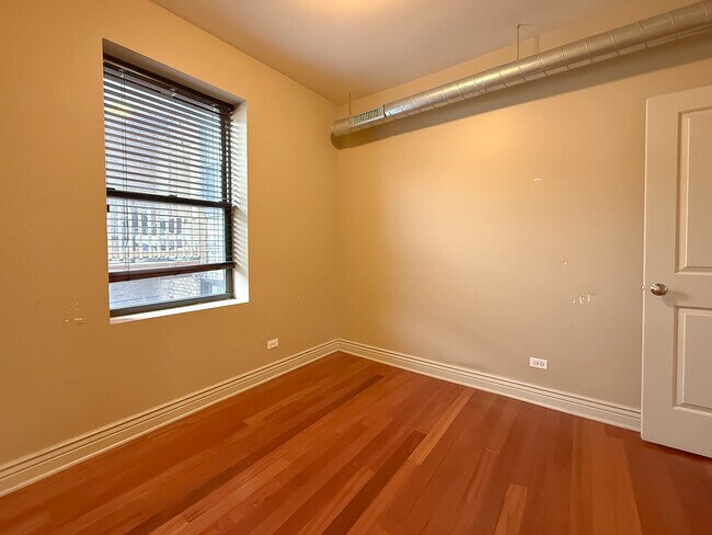 Building Photo - 1946 W Newport Ave