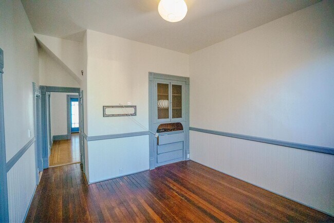 Building Photo - Victorian Charm and City Convenience – 3-B...