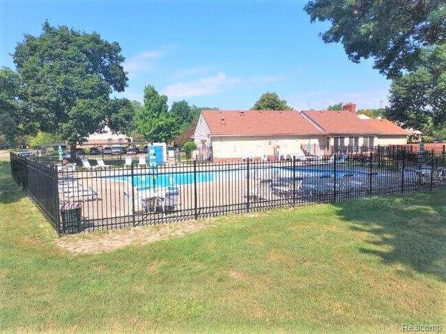 Building Photo - 41070 Southwind Dr