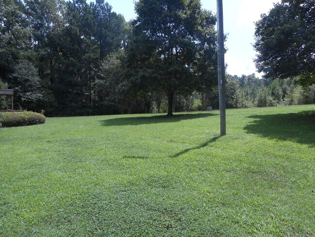 Building Photo - Beautuful Country Setting Just Minutes from Major Corridors