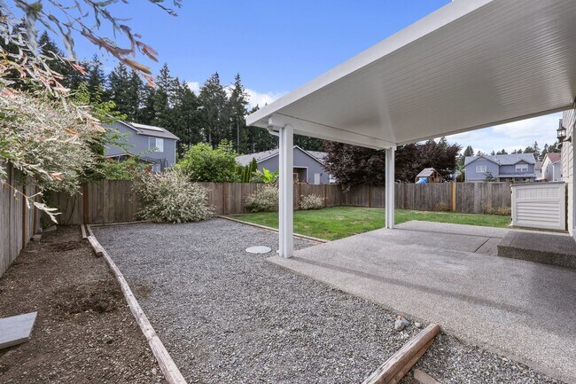 Building Photo - MOVE IN READY NOW! A/C! Multi generational living? Home office? Tumwater School District