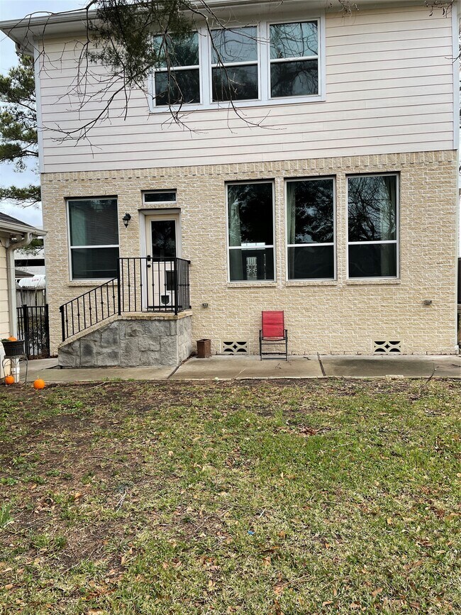 Building Photo - 5105 Maple St