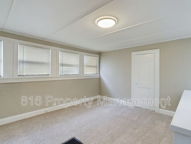 Building Photo - 3032 Elmwood Ave