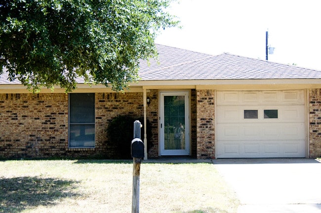 Building Photo - 125 Willow Ln