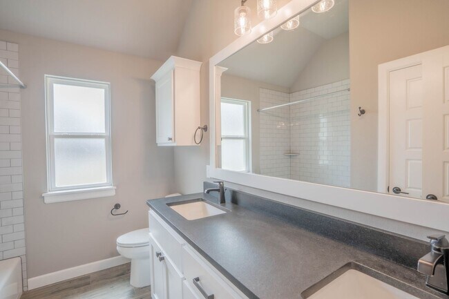 Building Photo - Prime Location! New build, 4 bed/ 2 bath!
