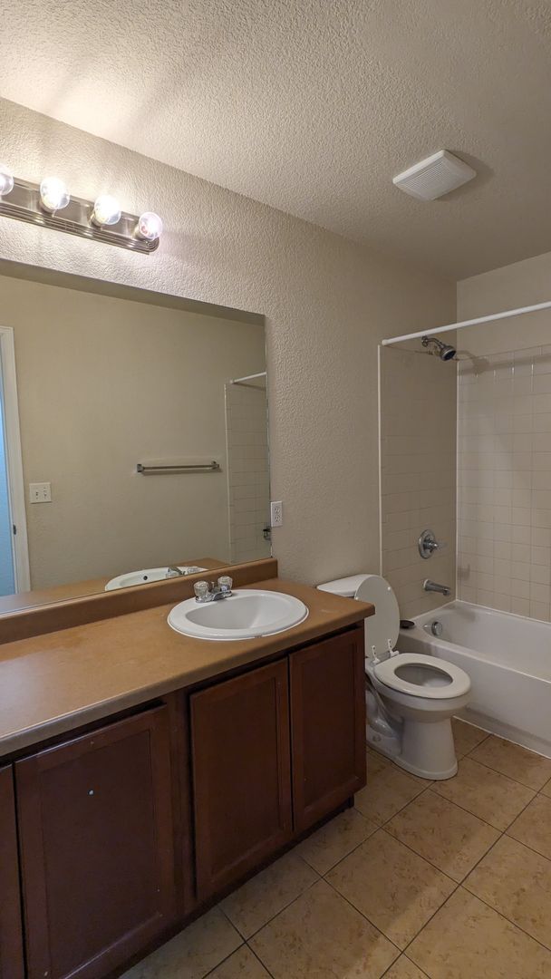 Building Photo - 2 STORY END UNIT TOWNHOME W/DETACHED 2 CAR...