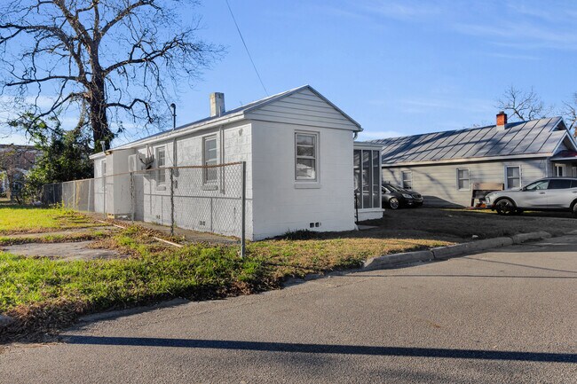 Building Photo - 211 Lawson St