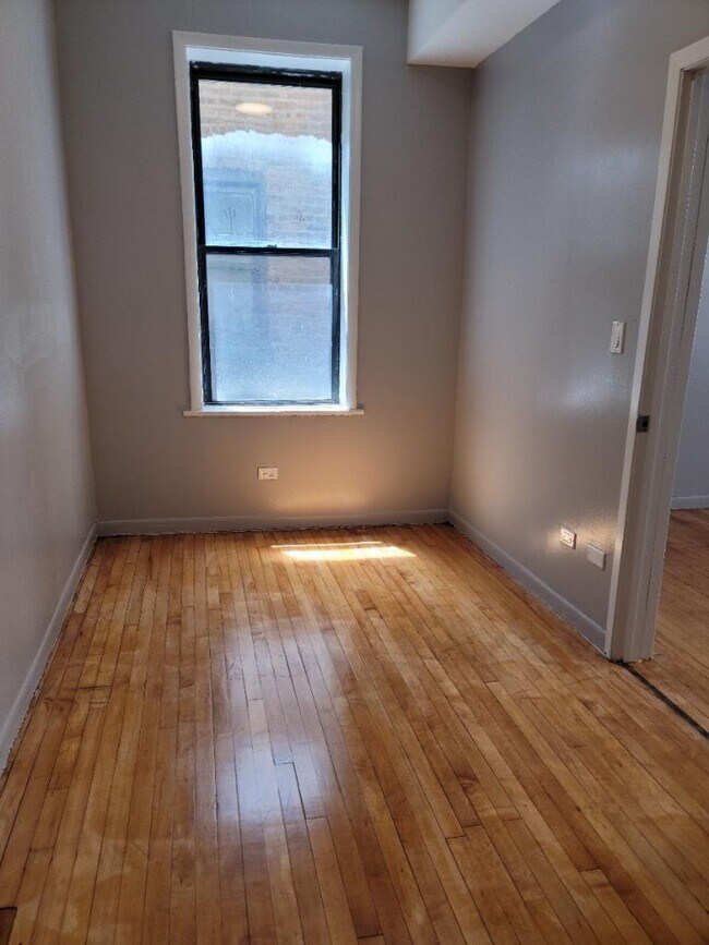 Building Photo - 2952 W Belmont Ave