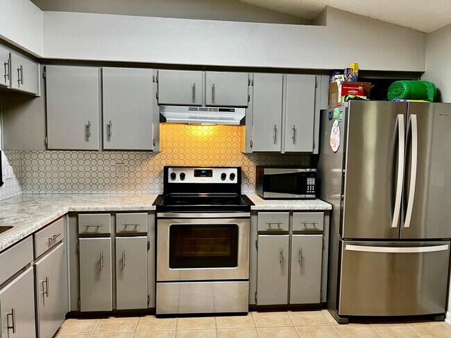 Building Photo - 3/2 with fenced in yard!