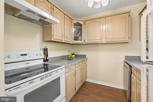 Building Photo - 229 Cabbel Dr