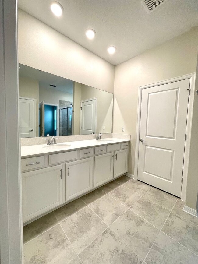Building Photo - 4 bedroom 3.5 bath Solar Panels, The Cove at Waterside, LIKE NEW!