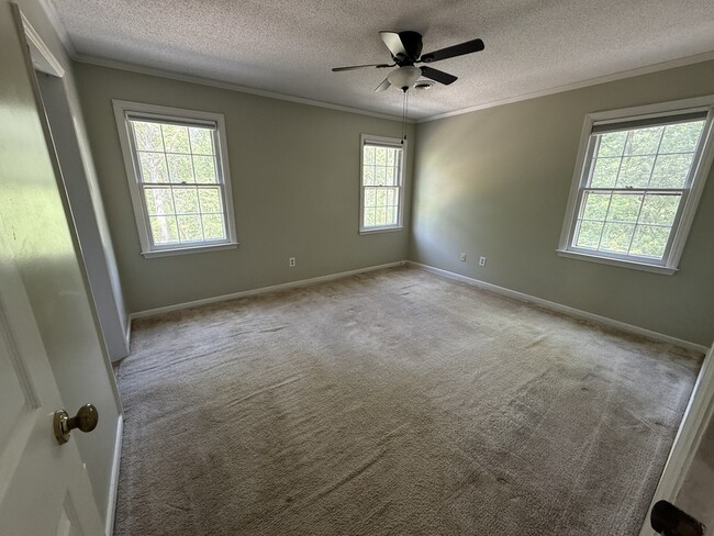 Building Photo - 110 S Pinepoint Dr