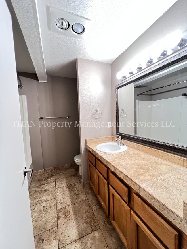 Building Photo - Charming 1-Bed Condo Retreat with Fireplace & Pool in Tualatin!