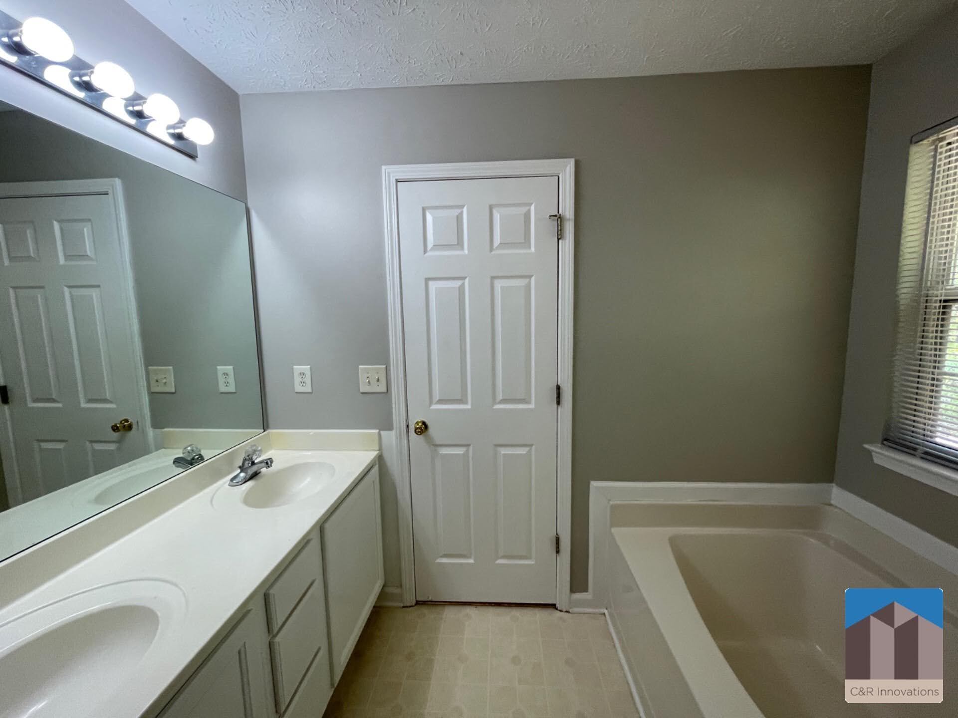 Building Photo - 2345 Delfern Dr