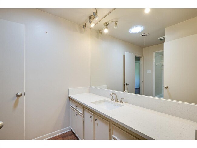 Building Photo - 6100 Mountainclimb Dr