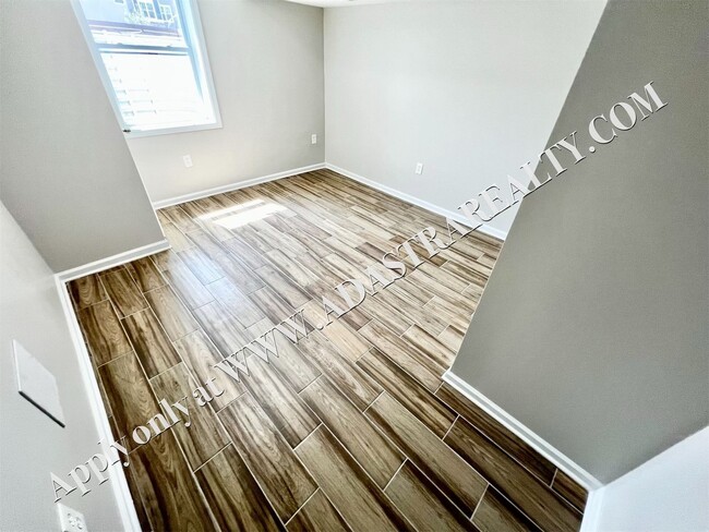 Building Photo - Spacious Shawnee Duplex-Available NOW!!