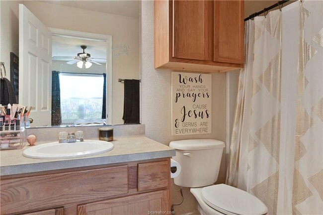 Building Photo - Available Aug 2026!! Great 3/3 Close to Ev...