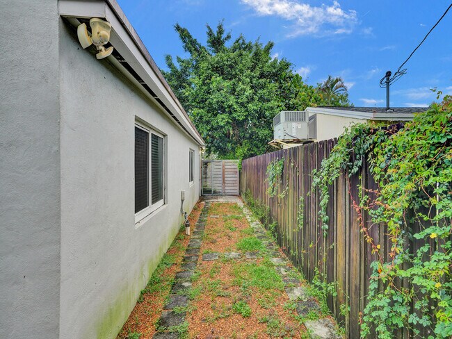 Building Photo - 601 NE 59th Ct