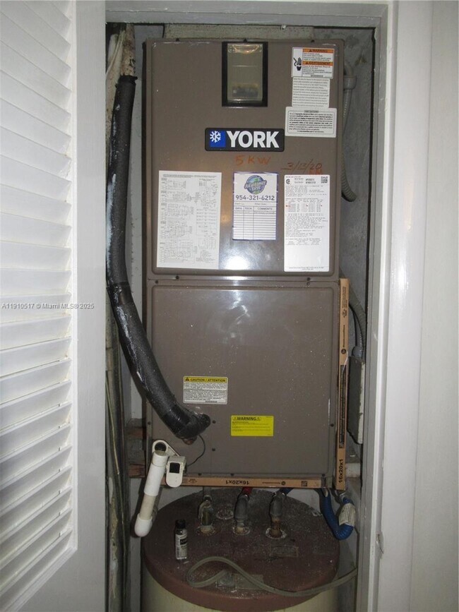 Building Photo - 581 Blue Heron Dr