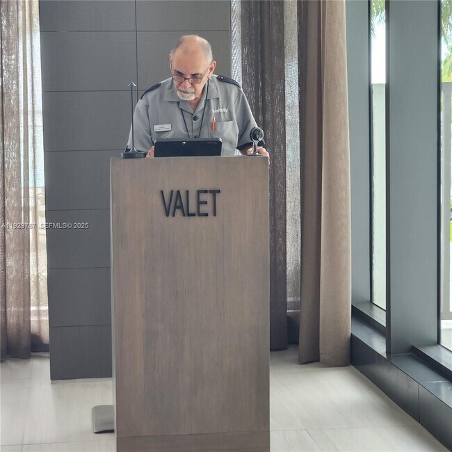 Building Photo - 460 NE 28th St