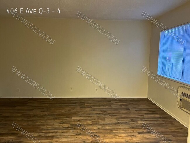 Building Photo - EAST PALMDALE 2BD/ 1 BATH 2ND FLOOR APT