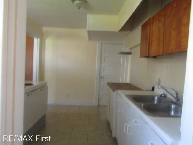 Building Photo - 2 br, 1 bath House - 303 N. Houston St.