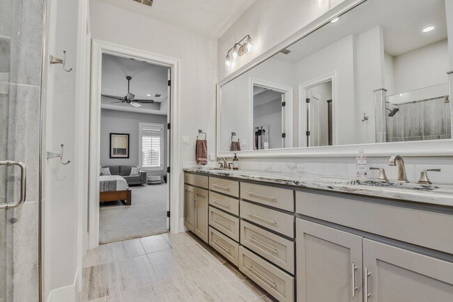 Building Photo - Stunning 4-Bedroom Luxury Home with Resort-Style Pool in Prestigious Oakmont Estates – Available ...