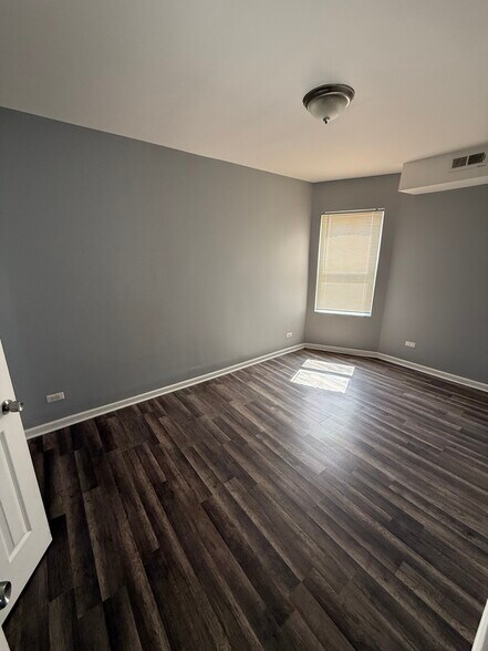 Building Photo - 8418 S Drexel Ave