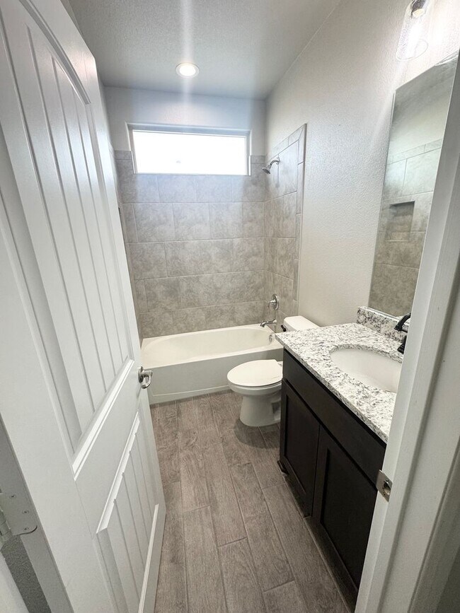 Building Photo - 4 Bed 3.5 Bath Ready To Rent ASAP! 6 Month...