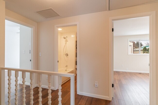 Building Photo - Huge Kitchen, 1000 sq ft Shop/Garage, Remodeled 3 bedroom