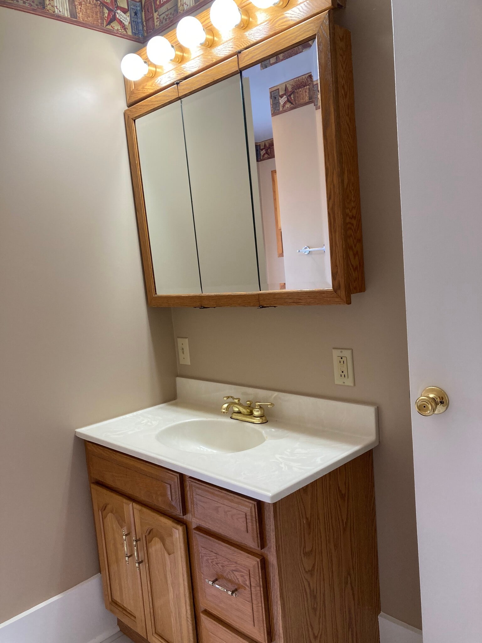 2nd floor full bath - 314 11th St
