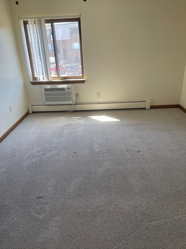 Building Photo - 4 Hallmark Gdns