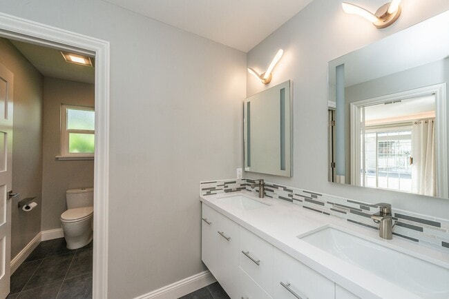 Building Photo - Updated 4 Bed / 2.5 Ba Home in Millbrae Mi...