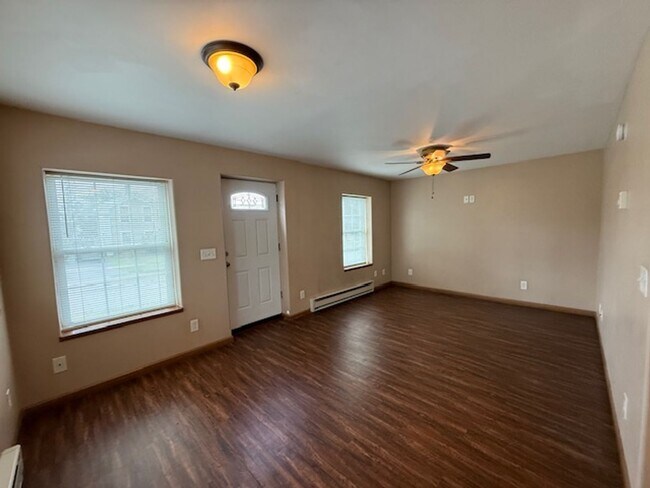 Building Photo - Beautifully Remodeled Duplex in the Villag...